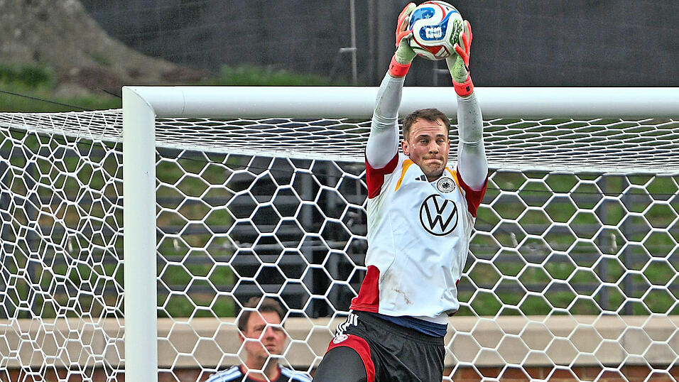Nationaltorwart Manuel Neuer beim Training auf dem Gelände der Wake Forest University in den USA. Am Sonntag steht das Auftaktspiel gegen Curacao bevor. Was trauen Fußballtrainer aus der Region der Nationalmannschaft zu? Nationaltorwart Manuel Neuer beim Training auf dem Gelände der Wake Forest University in den USA. Am Sonntag steht das Auftaktspiel gegen Curacao bevor. Was trauen Fußballtrainer aus der Region der Nationalmannschaft zu?