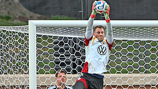 Nationaltorwart Manuel Neuer beim Training auf dem Gelände der Wake Forest University in den USA. Am Sonntag steht das Auftaktspiel gegen Curacao bevor. Was trauen Fußballtrainer aus der Region der Nationalmannschaft zu? Nationaltorwart Manuel Neuer beim Training auf dem Gelände der Wake Forest University in den USA. Am Sonntag steht das Auftaktspiel gegen Curacao bevor. Was trauen Fußballtrainer aus der Region der Nationalmannschaft zu?