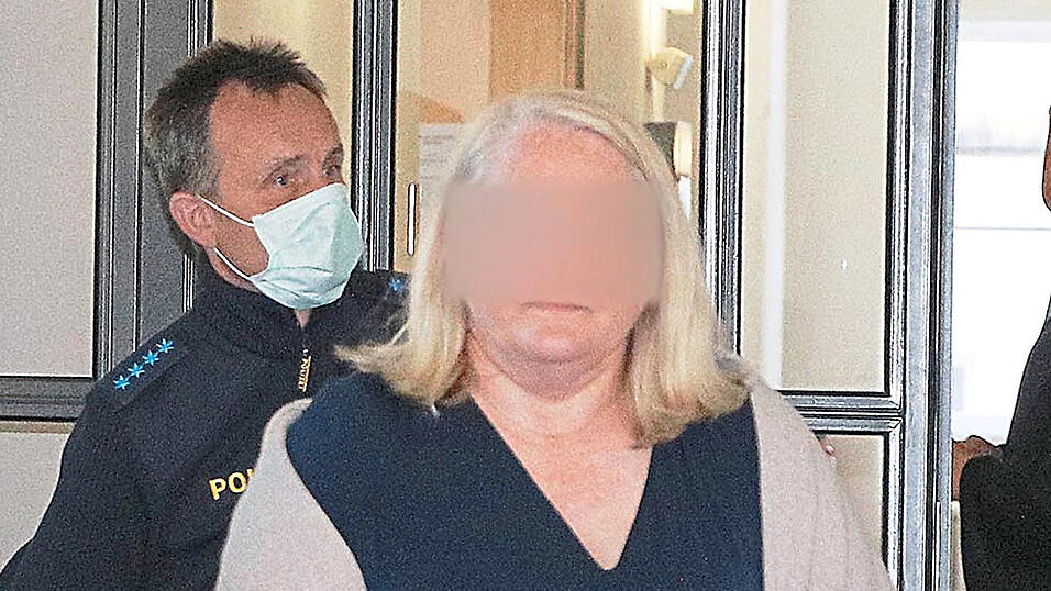 Die Angeklagte Cheryl v. U. auf dem Weg ins Gericht.