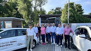 Vertreter der beteiligten Firmen und Projektpartner bei der offiziellen Inbetriebnahme der Ladesäulen am Festplatz.