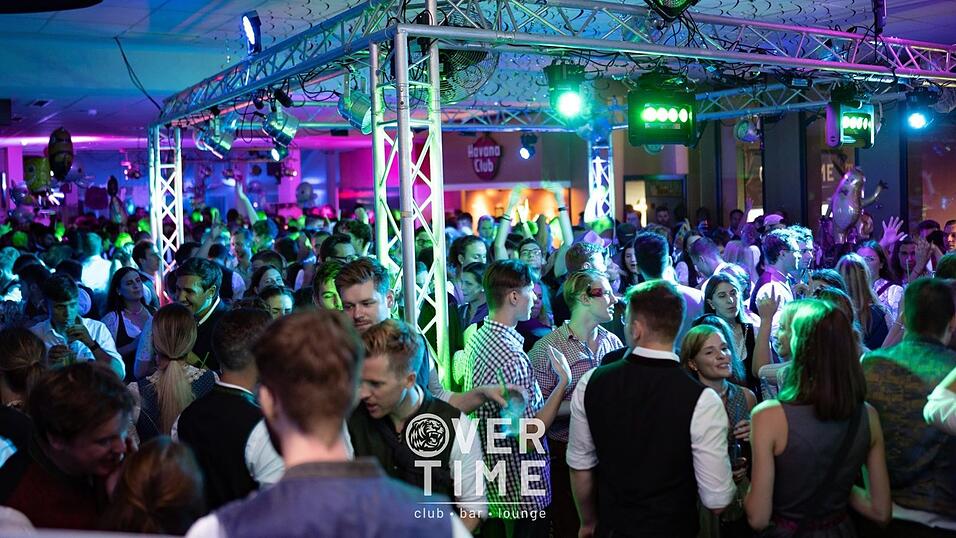 Auch am zweiten Volksfestfreitag schauten viele G&auml;ste im Overtime vorbei.