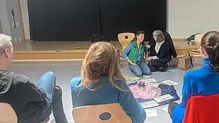 Einen Krach zwischen Mutter und Tochter wegen der Hausaufgaben simulieren Waltraud Eichinger (l.) und Waltraud Wirth in dieser Szene. Im Elterntraining 'FamShip' zeigen die Trainerinnen der KEB erwiesen funktionierende Lösungswege für einen entspannteren Familienalltag. Einen Krach zwischen Mutter und Tochter wegen der Hausaufgaben simulieren Waltraud Eichinger (l.) und Waltraud Wirth in dieser Szene. Im Elterntraining 'FamShip' zeigen die Trainerinnen der KEB erwiesen funktionierende Lösungswege für einen entspannteren Familienalltag.