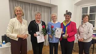 Schriftführerin Ulrike Nauen, Hildegard Costa und Anna Kerscher, die beide jeweils 50 Jahre dabei sind; mit im Bild Vorsitzende Lisa Amberger sowie Kassierin Maria Meidinger