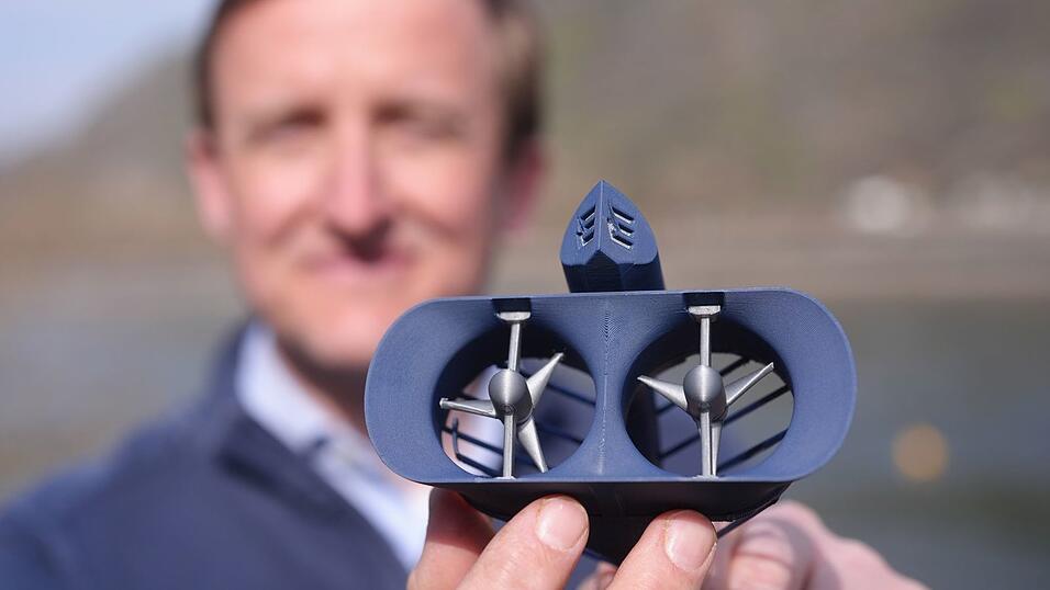 Zwei Turbinen drehen sich durch die Strömung des Flusses. (Archivbild) Zwei Turbinen drehen sich durch die Strömung des Flusses. (Archivbild)