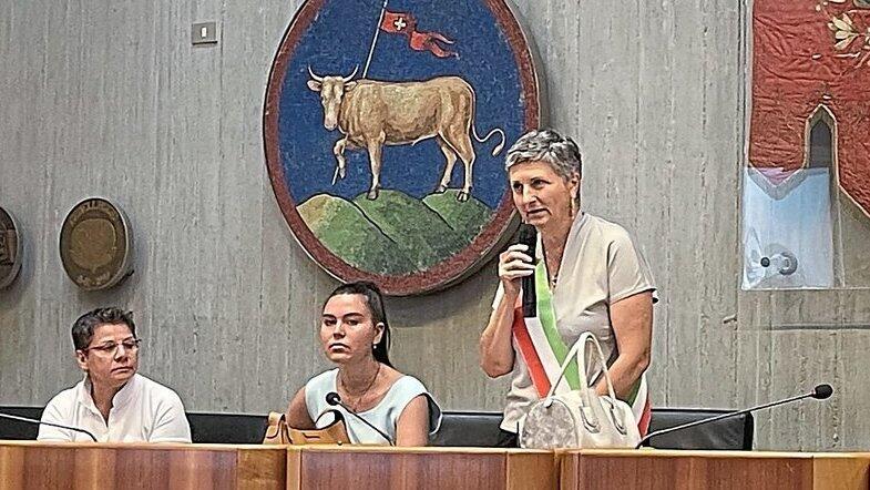 Die B&uuml;rgermeisterin von Buja, Silvia Maria Pezzetta, beim Empfang der G&auml;ste aus Vilsbiburg.
