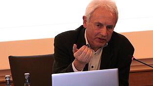 Stadtwerkeleiter Thomas Merkl pr&auml;sentierte im Stadtrat die Zahlen f&uuml;r das Gesch&auml;ftsjahr 2024 der Stadtwerke Landau.