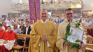 „Du hinterlässt hier in Roding Spuren“, sagt Pfarrer Matthias Kienberger und überreicht ein Gemälde der Pfarrkirche zum Abschied. „Du hinterlässt hier in Roding Spuren“, sagt Pfarrer Matthias Kienberger und überreicht ein Gemälde der Pfarrkirche zum Abschied.