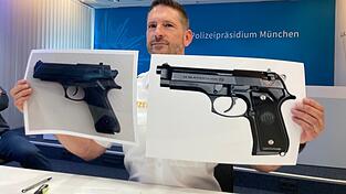 Polizeisprecher Thomas Schelshorn zeigt Fotos der Softair-Waffe und der echten Waffe. Polizeisprecher Thomas Schelshorn zeigt Fotos der Softair-Waffe und der echten Waffe.