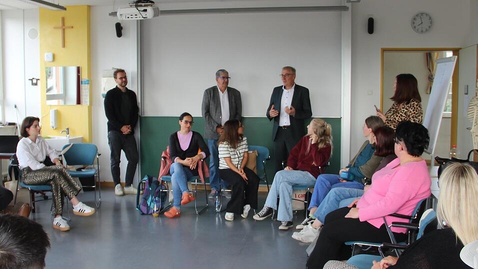 In vier Klassen stellte sich Landrat Werner Bumeder (stehend, 2. v. r.) zusammen mit Schulleiter Rolf Rüppel (stehend, 2. v. l.) vor und wünschte den Pflegeschülern einen guten Start in ihre Ausbildung.