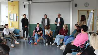 In vier Klassen stellte sich Landrat Werner Bumeder (stehend, 2. v. r.) zusammen mit Schulleiter Rolf Rüppel (stehend, 2. v. l.) vor und wünschte den Pflegeschülern einen guten Start in ihre Ausbildung.