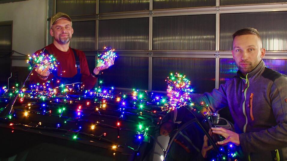 Eine Nachtschicht legten Michal Szymeczko (li.) und Jakob Wrobel ein, um das Weihnachtsauto zu schmücken.