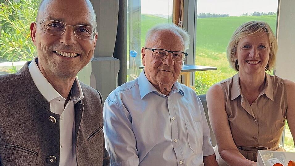 Sein Nachfolger im Amt des Volkenschwander Bürgermeisters, Franz Högl (links), und die Landtagsabgeordnete Petra Högl gratulierten Altbürgermeister und Ehrenbürger Albert Morasch zum 80. Geburtstag. Sein Nachfolger im Amt des Volkenschwander Bürgermeisters, Franz Högl (links), und die Landtagsabgeordnete Petra Högl gratulierten Altbürgermeister und Ehrenbürger Albert Morasch zum 80. Geburtstag.