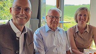Sein Nachfolger im Amt des Volkenschwander Bürgermeisters, Franz Högl (links), und die Landtagsabgeordnete Petra Högl gratulierten Altbürgermeister und Ehrenbürger Albert Morasch zum 80. Geburtstag. Sein Nachfolger im Amt des Volkenschwander Bürgermeisters, Franz Högl (links), und die Landtagsabgeordnete Petra Högl gratulierten Altbürgermeister und Ehrenbürger Albert Morasch zum 80. Geburtstag.