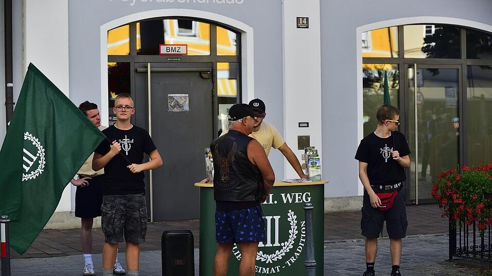 Einige wenige Teilnehmer fanden sich zur Versammlung in Moosburg ein. Einige wenige Teilnehmer fanden sich zur Versammlung in Moosburg ein.