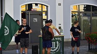 Einige wenige Teilnehmer fanden sich zur Versammlung, der als verfassungsfeindlich eingestuften und vom Bundesamt für Verfassungsschutz überwachten Partei in Moosburg ein. Einige wenige Teilnehmer fanden sich zur Versammlung, der als verfassungsfeindlich eingestuften und vom Bundesamt für Verfassungsschutz überwachten Partei in Moosburg ein.