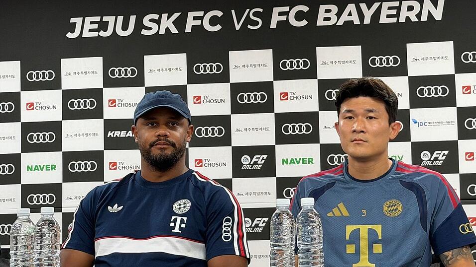 Trainer Vincent Kompany (l) freut sich über die Auftritte der jungen Spieler. Trainer Vincent Kompany (l) freut sich über die Auftritte der jungen Spieler.