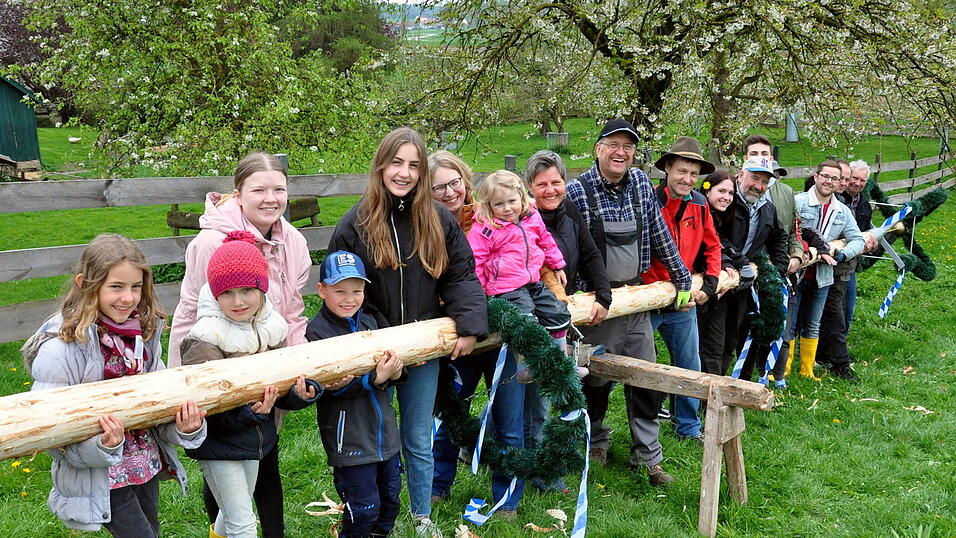 Die vereinigten Siegersdorfer präsentieren mit Stolz ihren Maibaum vor dem Aufstellen. Die vereinigten Siegersdorfer präsentieren mit Stolz ihren Maibaum vor dem Aufstellen.