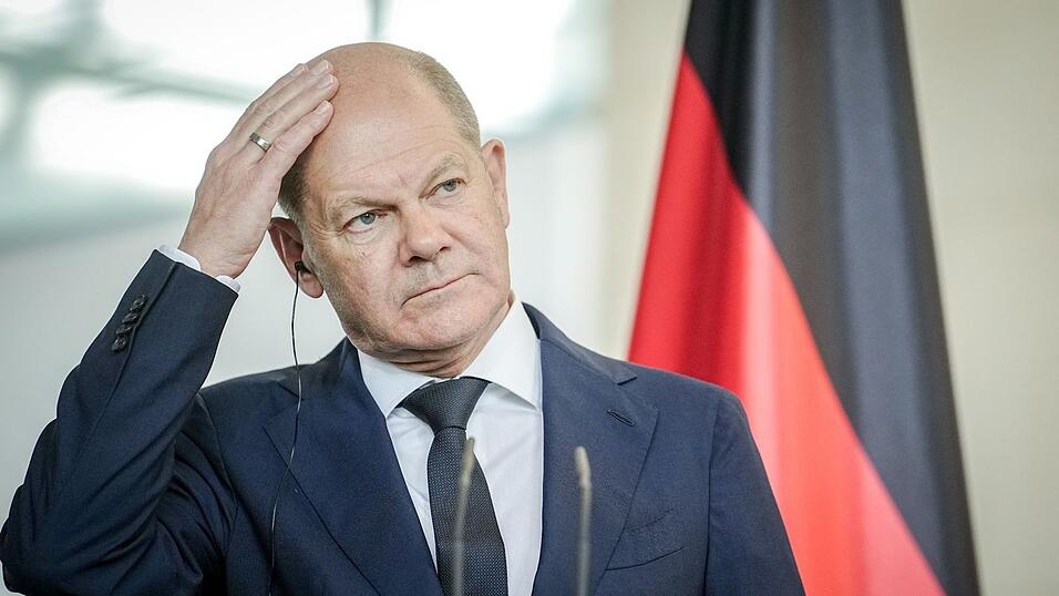 Bundeskanzler Olaf Scholz wurde bei dem Zwischenfall nicht verletzt. Bundeskanzler Olaf Scholz wurde bei dem Zwischenfall nicht verletzt.