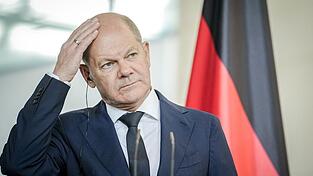 Bundeskanzler Olaf Scholz wurde bei dem Zwischenfall nicht verletzt. Bundeskanzler Olaf Scholz wurde bei dem Zwischenfall nicht verletzt.