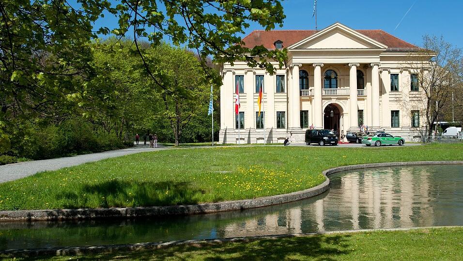 Ein Mann ist im Krankenhaus gestorben, nachdem er leblos im Brunnen in der Nähe des Prinz-Carl-Palais entdeckt und reanimiert wurde. (Archivbild) Ein Mann ist im Krankenhaus gestorben, nachdem er leblos im Brunnen in der Nähe des Prinz-Carl-Palais entdeckt und reanimiert wurde. (Archivbild)