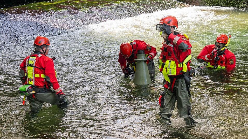 Taucher suchen nach dem Ablassen des Wassers am Bachgrund nach einer Unfallursache. (Archivfoto) Taucher suchen nach dem Ablassen des Wassers am Bachgrund nach einer Unfallursache. (Archivfoto)