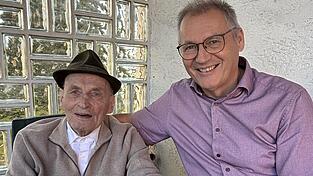 Bürgermeister Franz Josef Weber überbrachte Siegfried Aigner die Glückwünsche der Gemeinde. Bürgermeister Franz Josef Weber überbrachte Siegfried Aigner die Glückwünsche der Gemeinde.