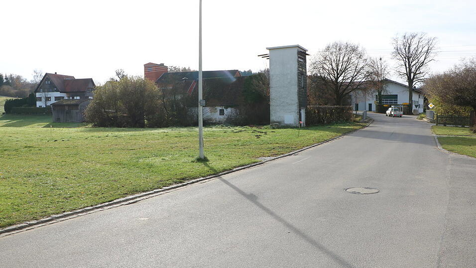 Baurecht geschaffen werden soll auf dem Grundstück linkerhand der Allakofener Straße in Mitterstetten, wo sich auch die Trafostation befindet. Überprüft wird noch, inwieweit das Gebiet, das an den Elsendorfer Bach grenzt, möglicherweise von Hochwasser gefährdet ist. Baurecht geschaffen werden soll auf dem Grundstück linkerhand der Allakofener Straße in Mitterstetten, wo sich auch die Trafostation befindet. Überprüft wird noch, inwieweit das Gebiet, das an den Elsendorfer Bach grenzt, möglicherweise von Hochwasser gefährdet ist.