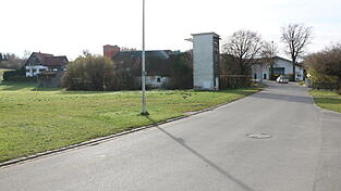 Baurecht geschaffen werden soll auf dem Grundstück linkerhand der Allakofener Straße in Mitterstetten, wo sich auch die Trafostation befindet. Überprüft wird noch, inwieweit das Gebiet, das an den Elsendorfer Bach grenzt, möglicherweise von Hochwasser gefährdet ist. Baurecht geschaffen werden soll auf dem Grundstück linkerhand der Allakofener Straße in Mitterstetten, wo sich auch die Trafostation befindet. Überprüft wird noch, inwieweit das Gebiet, das an den Elsendorfer Bach grenzt, möglicherweise von Hochwasser gefährdet ist.