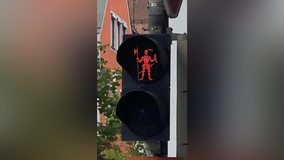 Der Rodinger Ritter als Ampelmännchen der Fußgängerampel unter dem Rathaus. Aus dieser Idee wird vorerst nichts. Der Rodinger Ritter als Ampelmännchen der Fußgängerampel unter dem Rathaus. Aus dieser Idee wird vorerst nichts.