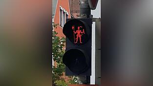 Der Rodinger Ritter als Ampelmännchen der Fußgängerampel unter dem Rathaus. Aus dieser Idee wird vorerst nichts. Der Rodinger Ritter als Ampelmännchen der Fußgängerampel unter dem Rathaus. Aus dieser Idee wird vorerst nichts.