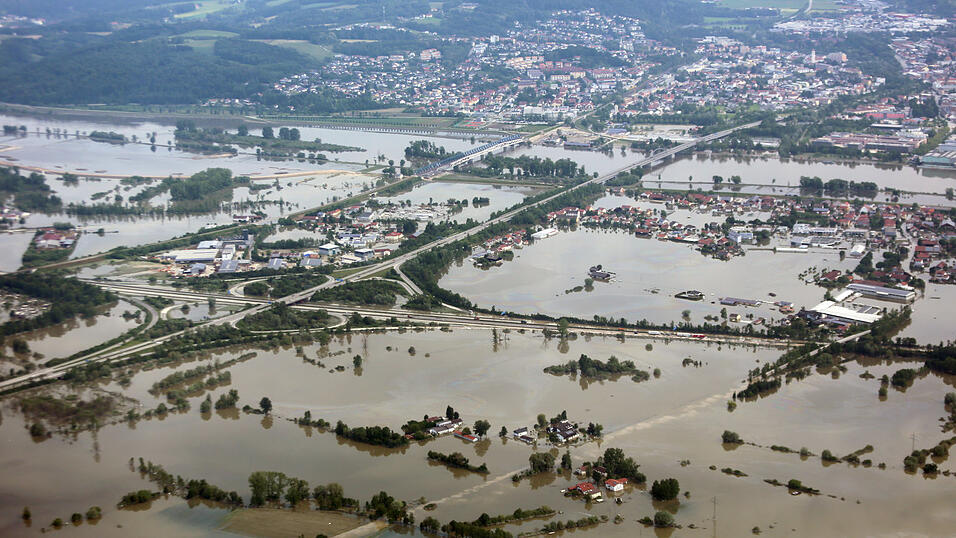 Das Hochwasser 2013 gehört mit zu den schlimmsten Naturkatastrophen, die Niederbayern je heimgesucht haben. Die Geschichten von damals lehren uns heute, wie wir mit Katastrophen umgehen können und was wir daraus lernen.