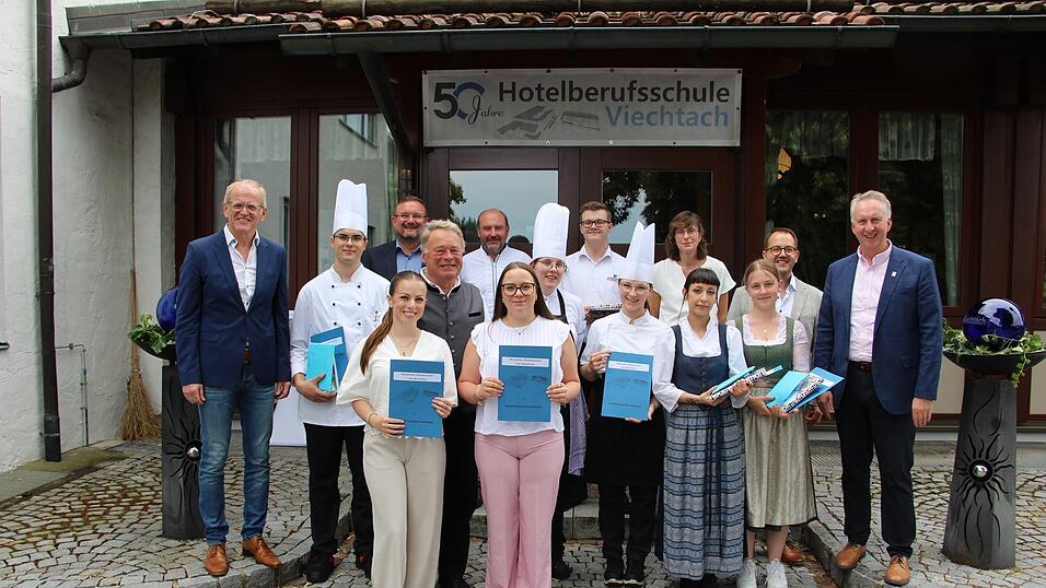 Einige der Prüfungsbesten, vorne diejenigen mit 1,1er-Schnitt, wurden am Dienstag geehrt. Einige der Prüfungsbesten, vorne diejenigen mit 1,1er-Schnitt, wurden am Dienstag geehrt.