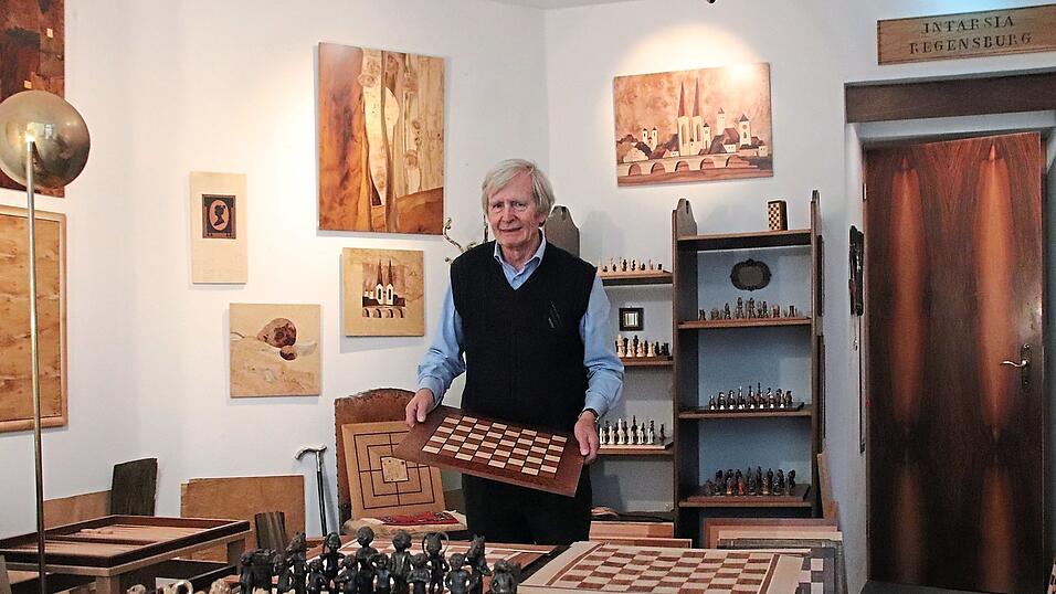 Johann Zimmermann in seinem Schachbrettladen Intarsia.