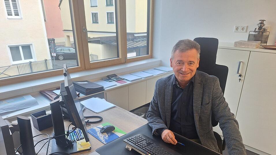 Nicht mehr lange, dann verlässt Josef Hofmeister seinen Schreibtisch und hat dann alle Zeit der Welt. Nicht mehr lange, dann verlässt Josef Hofmeister seinen Schreibtisch und hat dann alle Zeit der Welt.