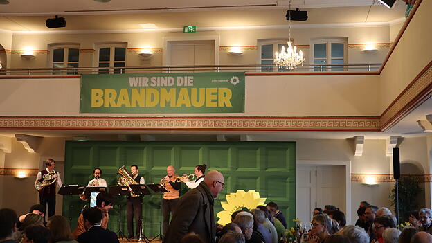 'Wir sind die Brandmauer.' Unübersehbar prangt das Transparent mit dieser deutlichen Aussage über der Bühne. 'Wir sind die Brandmauer.' Unübersehbar prangt das Transparent mit dieser deutlichen Aussage über der Bühne.