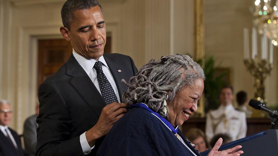 Der damalige US-Präsident Barack Obama verleiht die Freiheitsmedaille des Präsidenten an die Autorin Toni Morrison. Der damalige US-Präsident Barack Obama verleiht die Freiheitsmedaille des Präsidenten an die Autorin Toni Morrison.