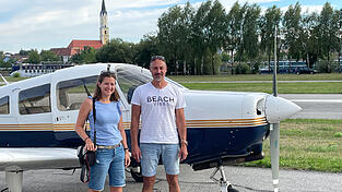 Redakteurin Susanne Pritscher zusammen mit Pilot Lars Vetter auf dem Flugplatz in Vilshofen.