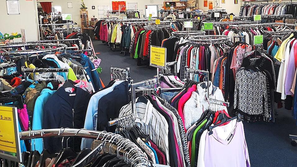 Wer Kleidung beim Rot-Kreuz-Laden abgeben will, kann das w&auml;hrend der &Ouml;ffnungszeiten im Gesch&auml;ft tun, oder den Kleidercontainer vorm Laden benutzen.