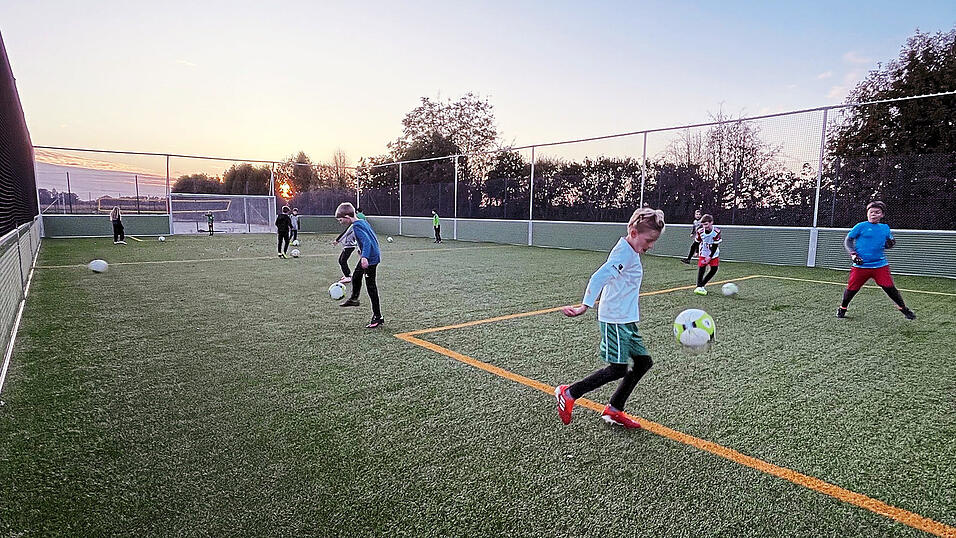 Die 'Kick-Arena' in Kirchroth ist nicht nur bei Kindern und Jugendlichen beliebt. Auch die Herrenmannschaften nutzen den Platz. Die 'Kick-Arena' in Kirchroth ist nicht nur bei Kindern und Jugendlichen beliebt. Auch die Herrenmannschaften nutzen den Platz.