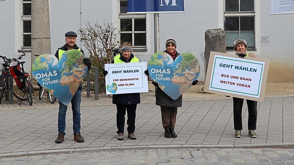 90 Regionalgruppen haben die 'Omas', darunter auch die Regensburger Gruppe, die am Dienstag an zwei Standorten protestierte.