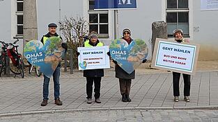 90 Regionalgruppen haben die 'Omas', darunter auch die Regensburger Gruppe, die am Dienstag an zwei Standorten protestierte. 90 Regionalgruppen haben die 'Omas', darunter auch die Regensburger Gruppe, die am Dienstag an zwei Standorten protestierte.