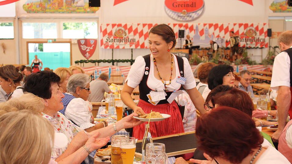 Anderl in ihrem Element: mit freundlichem Lächeln am Tisch. Anderl in ihrem Element: mit freundlichem Lächeln am Tisch.