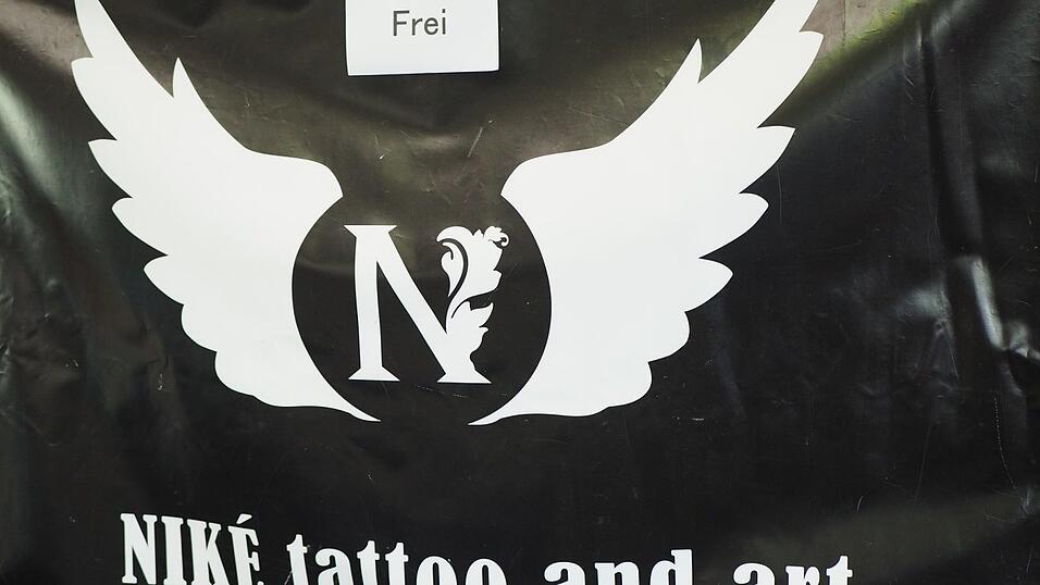 Rund 40 Aussteller und etwa 90 Tattoo-Künstler sind auf der Tattoo Convention in Straubing vertreten. Rund 40 Aussteller und etwa 90 Tattoo-Künstler sind auf der Tattoo Convention in Straubing vertreten.