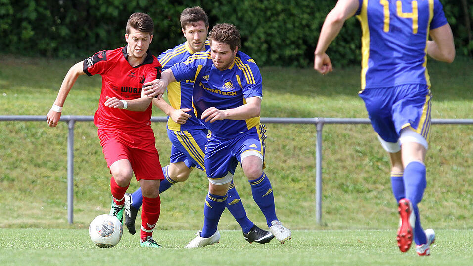 Der TSV Bogen versetzte dem Favoriten aus Affing in der Nachspielzeit den Lucky Punch und siegte mit 2:1 (Foto: Schindler). Der TSV Bogen versetzte dem Favoriten aus Affing in der Nachspielzeit den Lucky Punch und siegte mit 2:1 (Foto: Schindler).