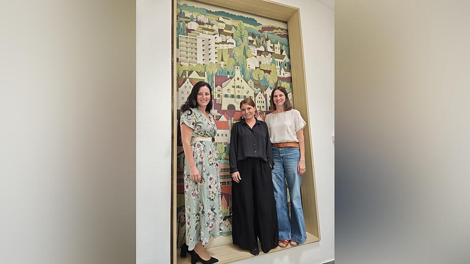 Vor einem echten M&uuml;nch im Rathaus: B&uuml;rgermeisterin Karoline Fritz-Ertlmaier, Ausstellungsleiterin Dr. Isabelle Lesmeister und Cornelia Kroi&szlig; vom Stadtmarketing (v.l.).