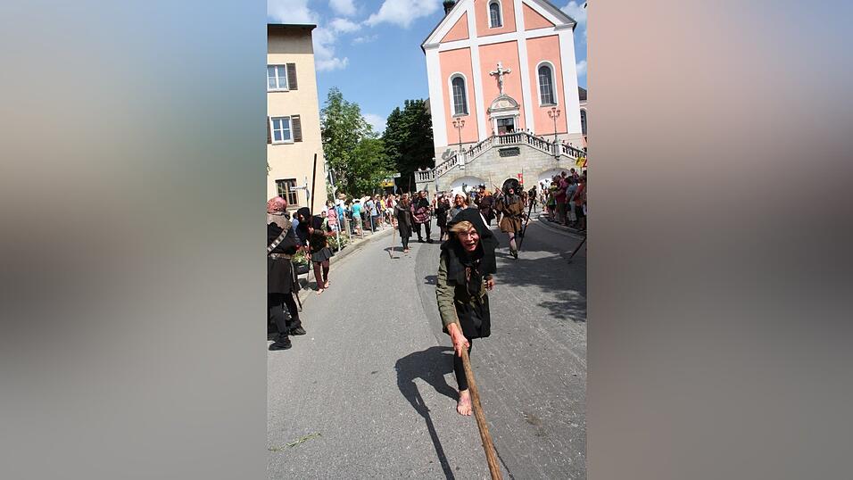 Die schönsten Augenblicke des historischen Drachenstich-Festzuges 2016. Die schönsten Augenblicke des historischen Drachenstich-Festzuges 2016.