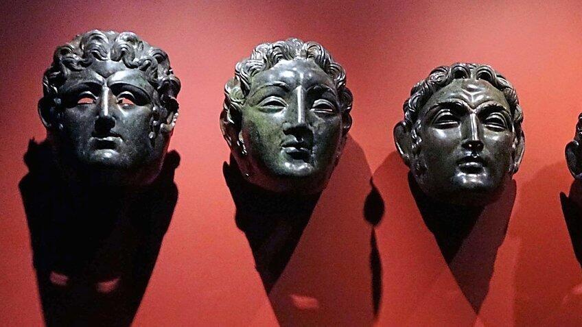 Diese Masken stammen aus dem Straubinger Römerschatz von 1950. Nun wurde unter dem Eisstadion ein weiterer bedeutender Fund gemacht. (Symbolbild) Diese Masken stammen aus dem Straubinger Römerschatz von 1950. Nun wurde unter dem Eisstadion ein weiterer bedeutender Fund gemacht. (Symbolbild)