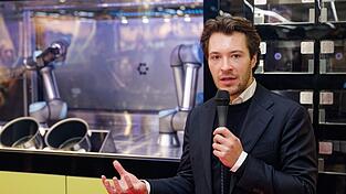 Circus-Gründer Bullwinkel spricht bei der Vorstellung des Kochroboters CA-1 in einem Rewe-Markt. (Archivbild) Circus-Gründer Bullwinkel spricht bei der Vorstellung des Kochroboters CA-1 in einem Rewe-Markt. (Archivbild)