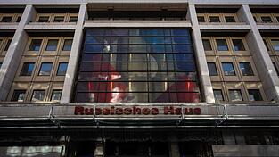 Harmloses Kulturzentrum, Propagandaschleuder oder Spionagenest? Am Russischen Haus scheiden sich die Geister.