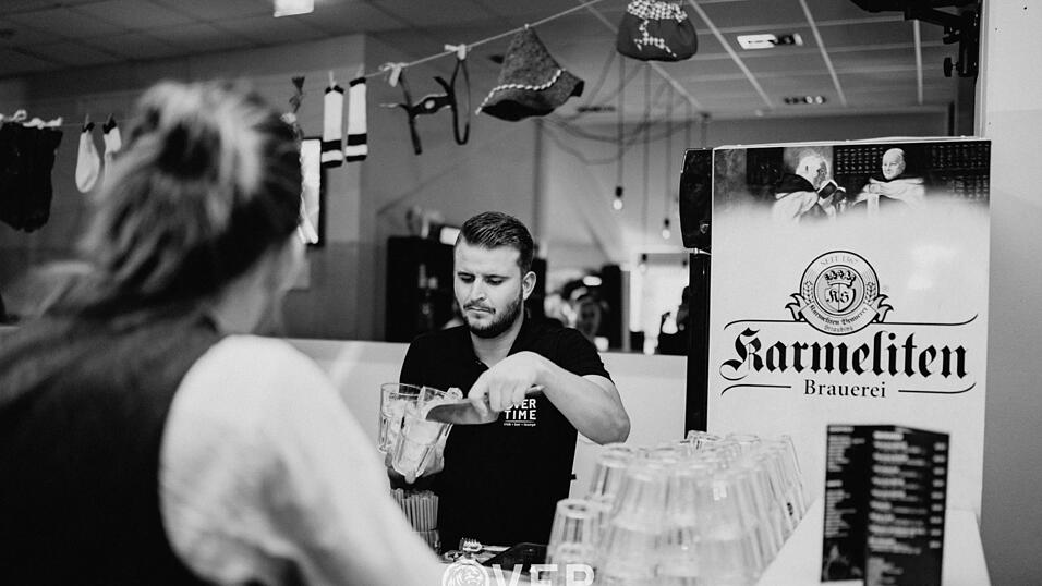 Auch am zweiten Volksfestfreitag schauten viele G&auml;ste im Overtime vorbei.